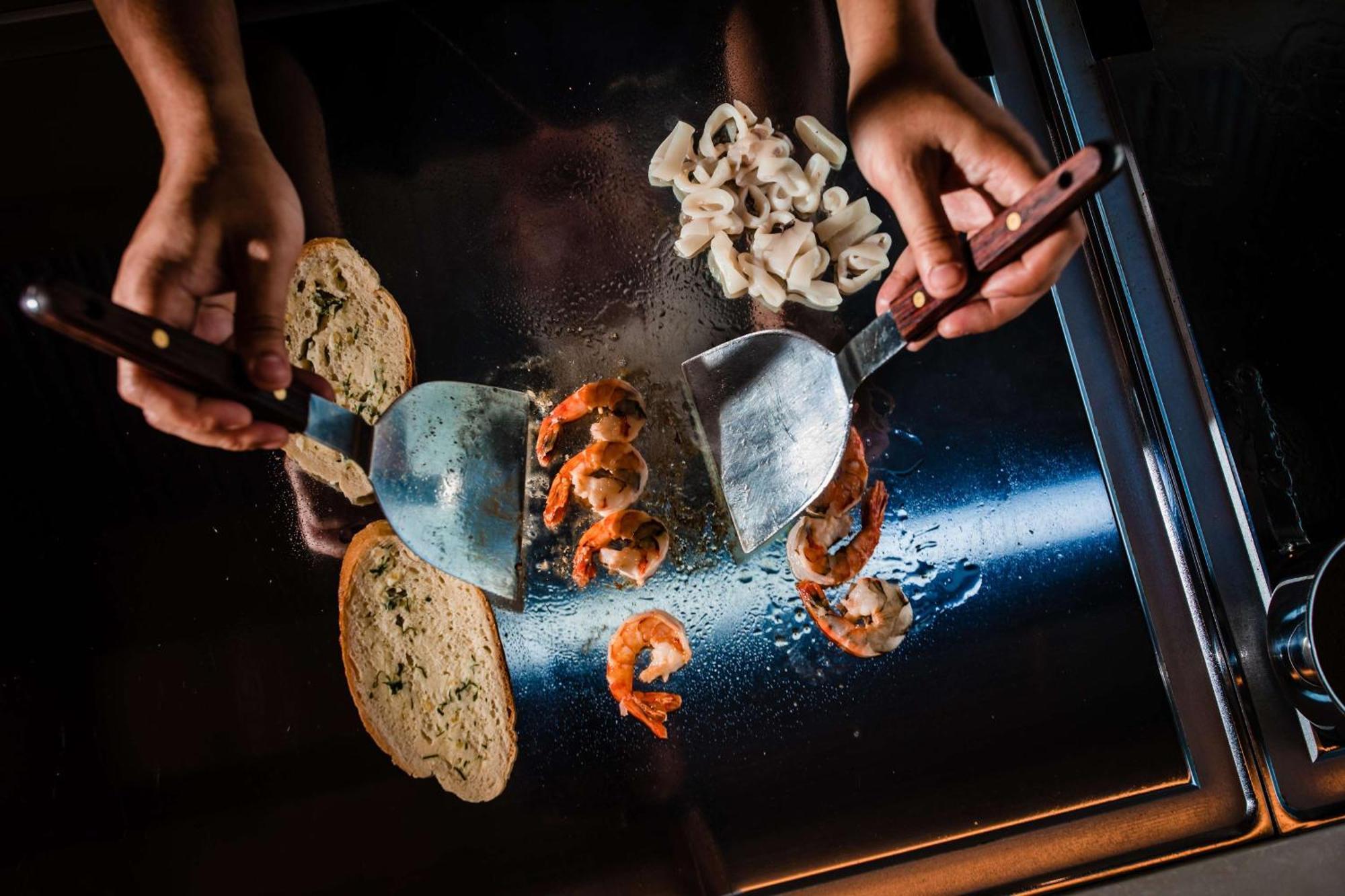Rixos Premium Dubrovnik Hotel Luaran gambar A wok being used in cooking