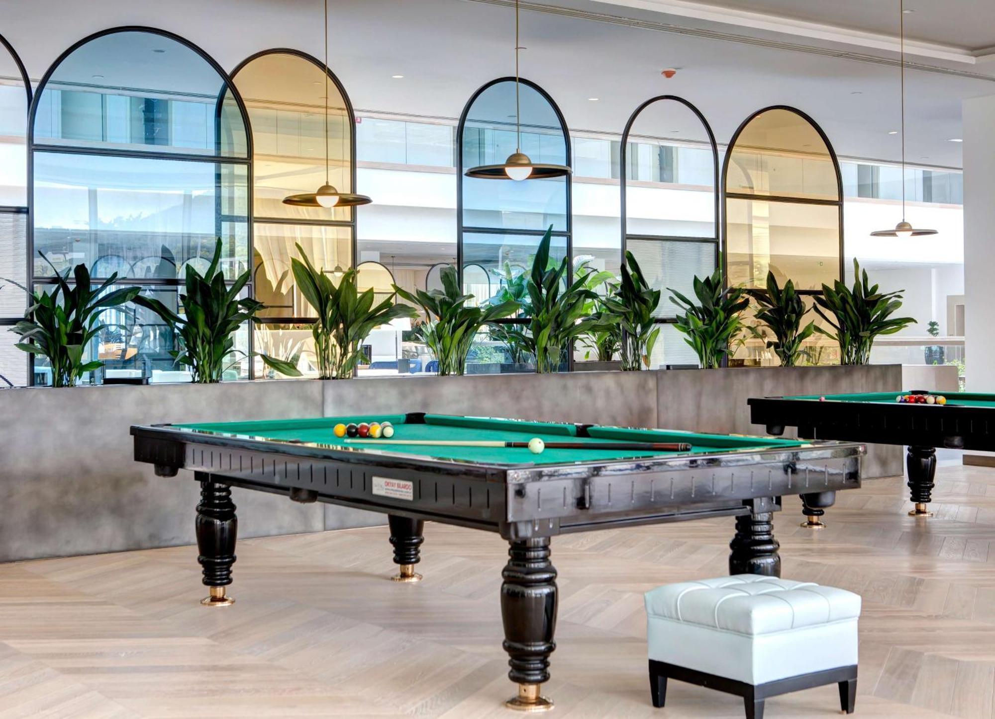 Rixos Premium Dubrovnik Hotel Luaran gambar The Pool Table at The Ivy Collection, 2019