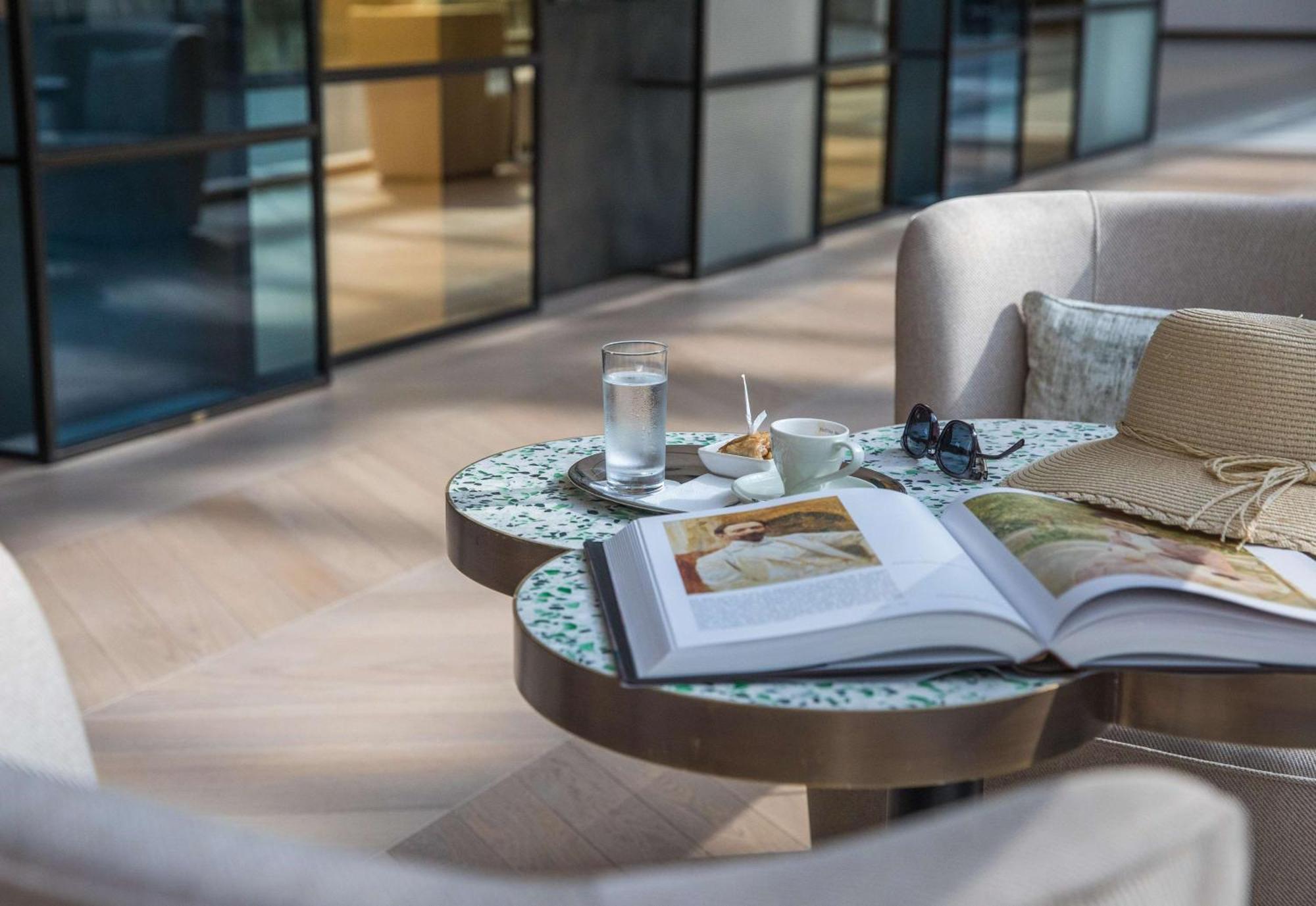 Rixos Premium Dubrovnik Hotel Luaran gambar The Lounge at London Heathrow Airport
