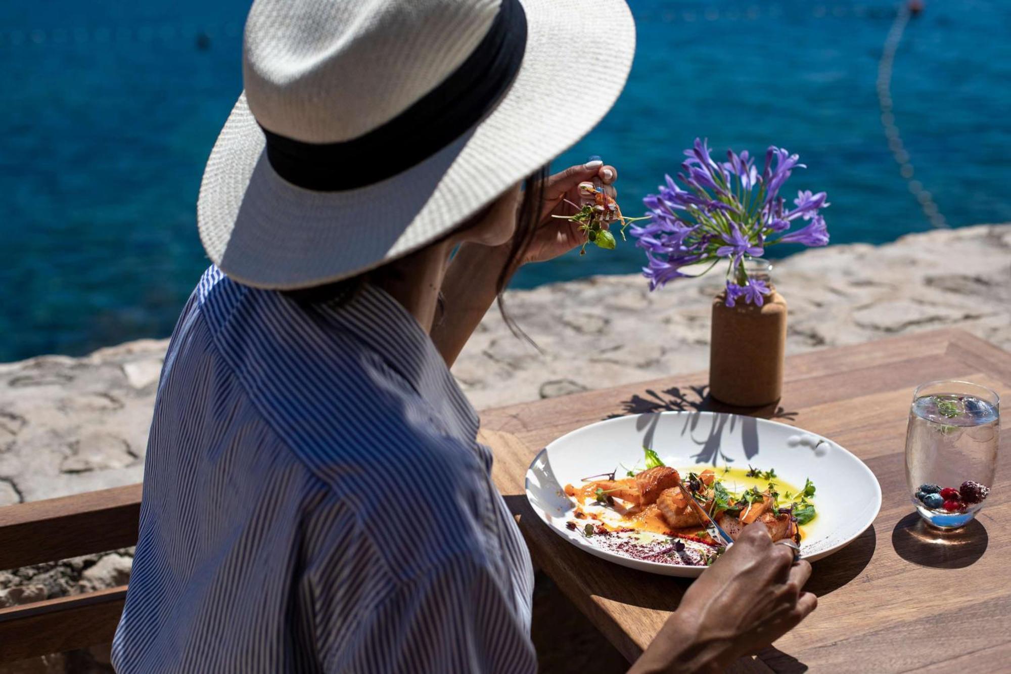 Rixos Premium Dubrovnik Hotel Luaran gambar A woman wearing a hat